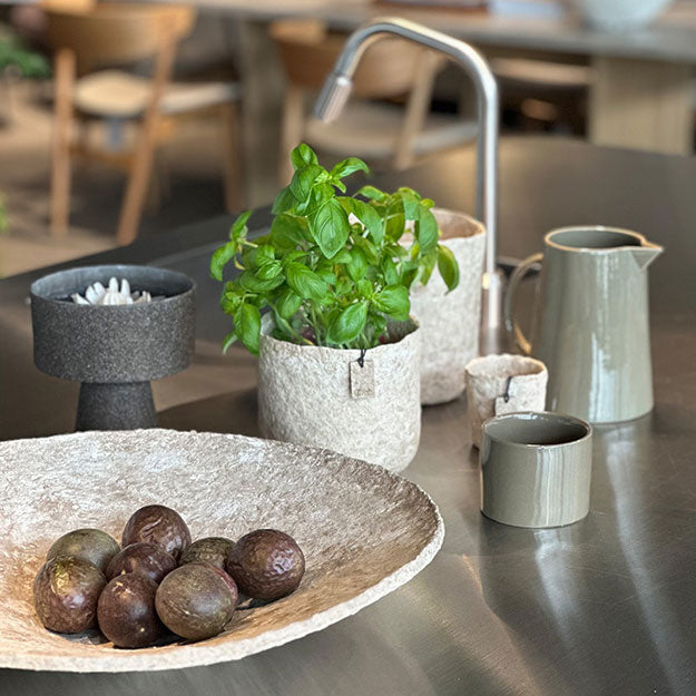 Kvadratisk og håndlavet Clay potteskjuler - Nordic Taupe