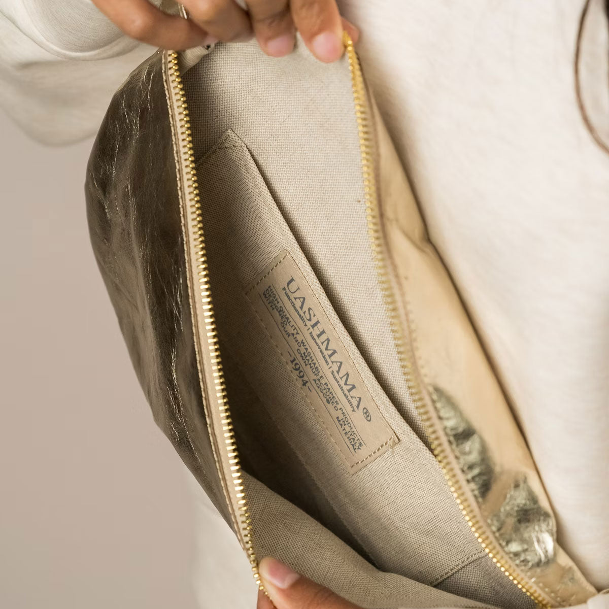 Sofistikeret Bumbag, håndsyet i vaskbart AGGO® papir - Platinum