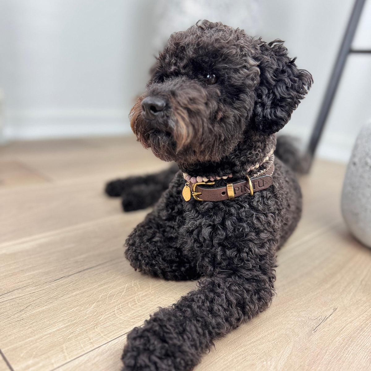 Håndlavet elegant hundehalskæde med små træperler